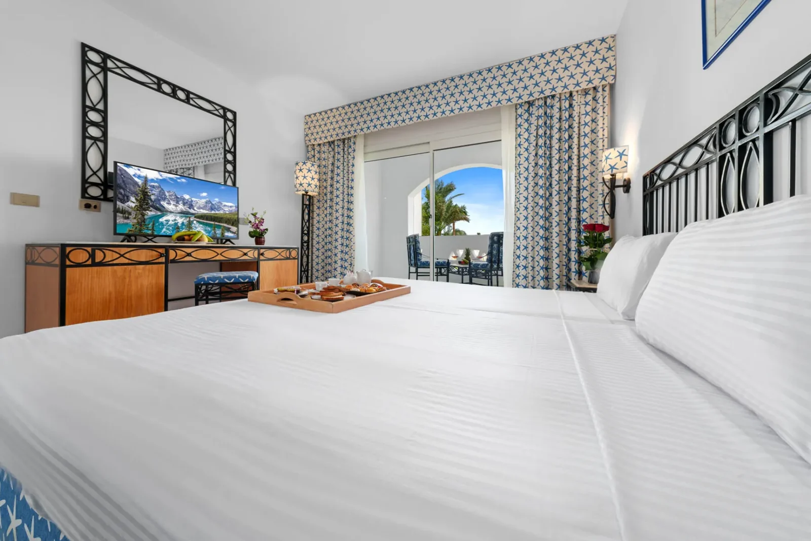 Camera Aquamarine vista piscina: letto e interni — foto ufficiale Domina