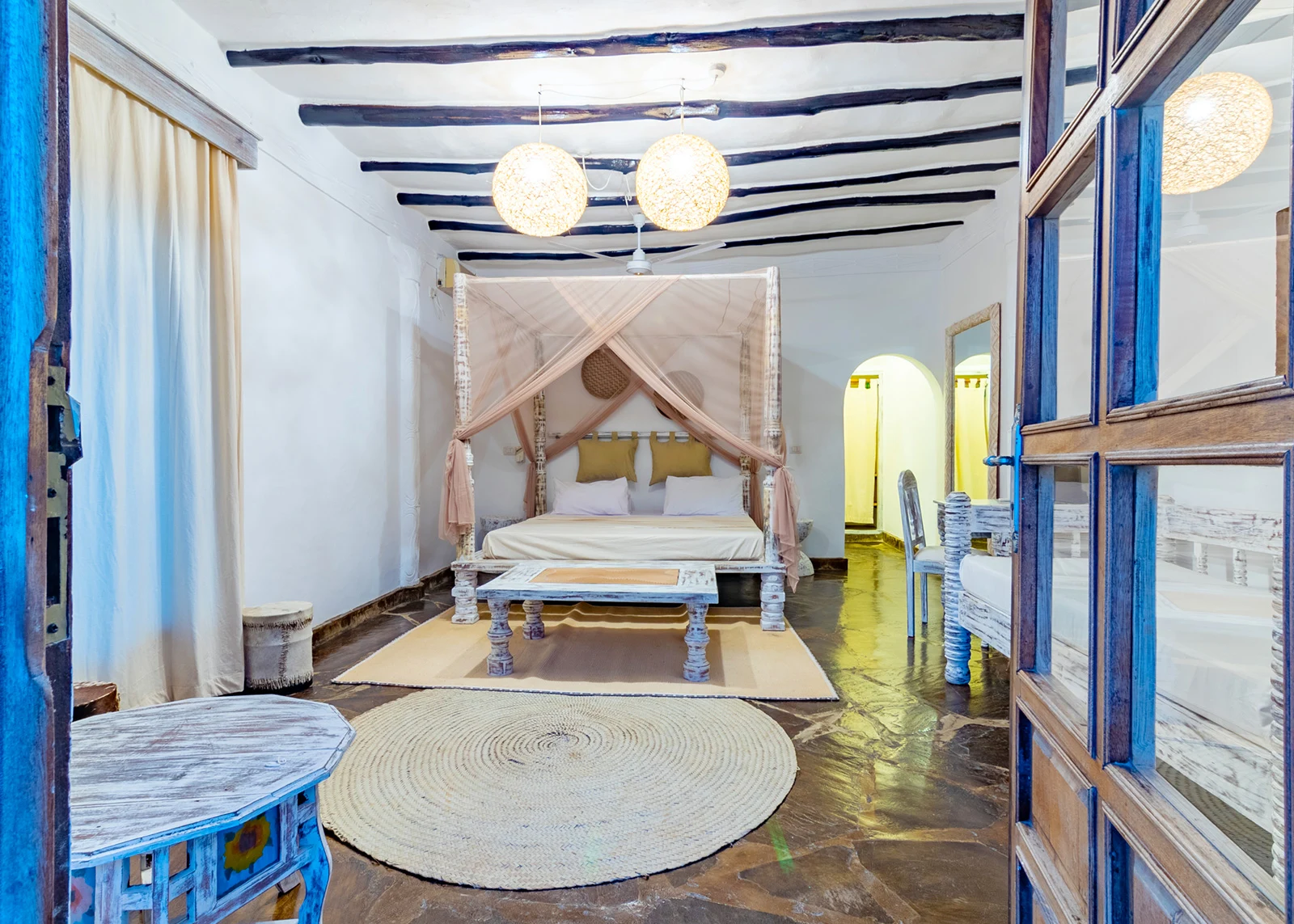 Family Room — camera con letto a baldacchino