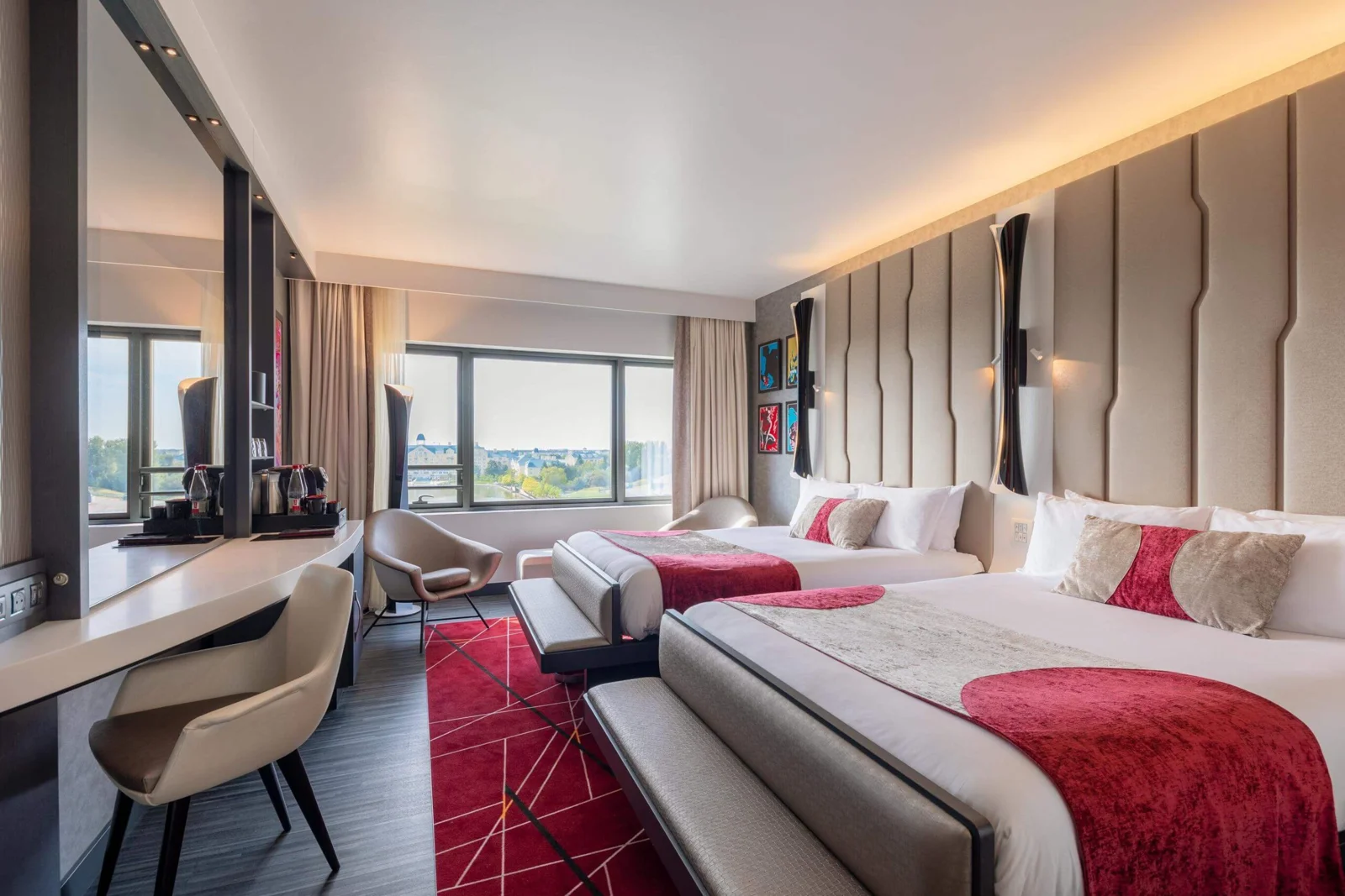 Camera Superior del Disney Hotel New York – The Art of Marvel: letti e soggiorno