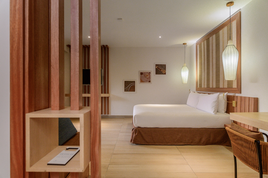 Camera Deluxe: letto king-size e interni — foto ufficiale Royal Andilana