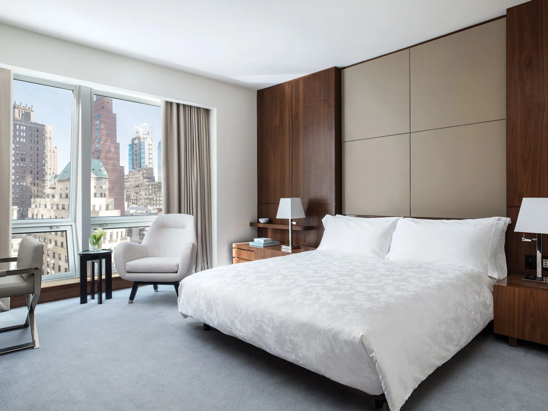 The Langham New York: Camera Deluxe con letto matrimoniale e ampie finestre