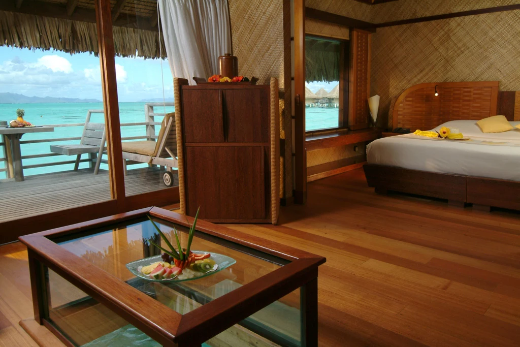 Overwater Bungalow Beach View — soggiorno con tavolino in vetro e letto king