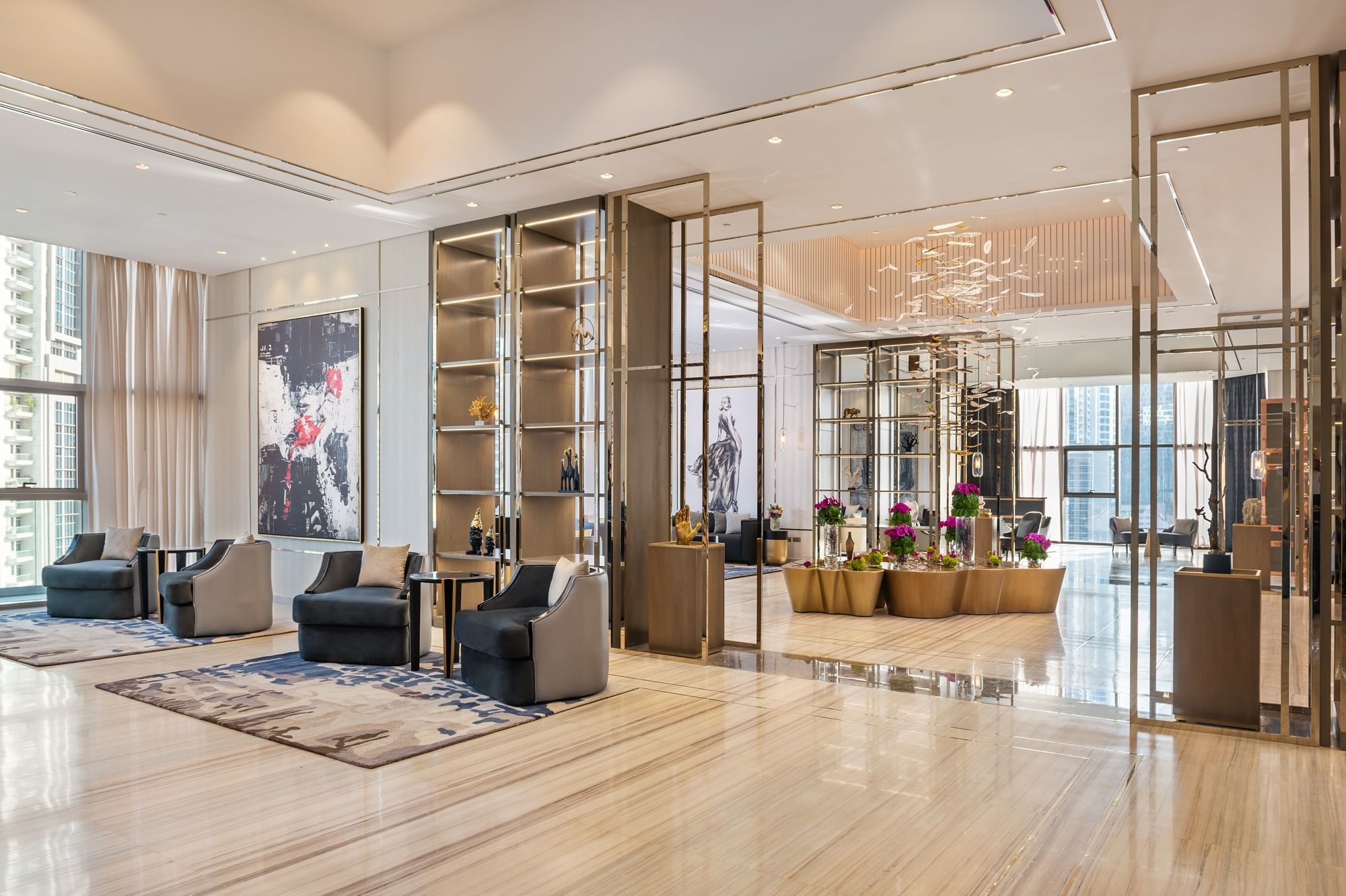Paramount Hotel Midtown — lobby luminosa con arredi ispirati al cinema