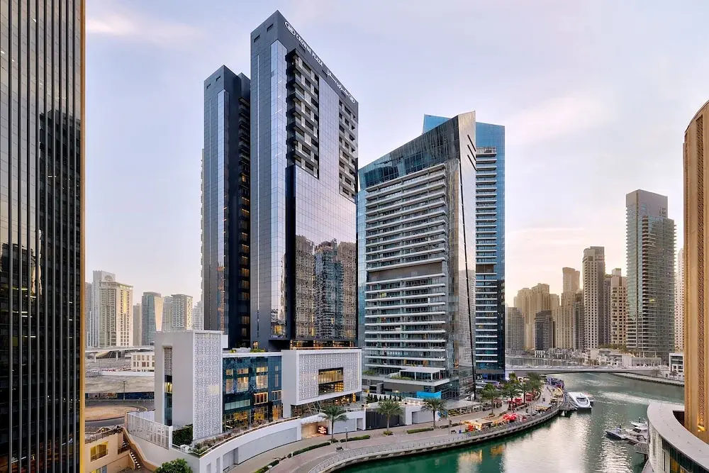 Crowne Plaza Dubai Marina — edificio dell'hotel affacciato sulla marina