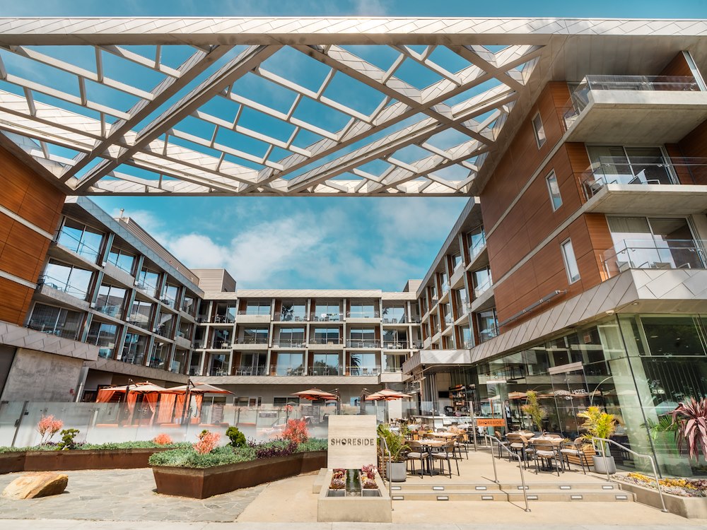 Shore Hotel a Santa Monica: architettura e cortile con piscina
