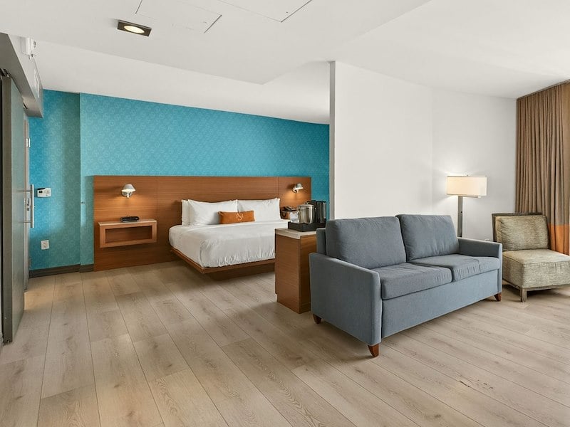 Camera King Ocean dello Shore Hotel: letto king e zona soggiorno con divano