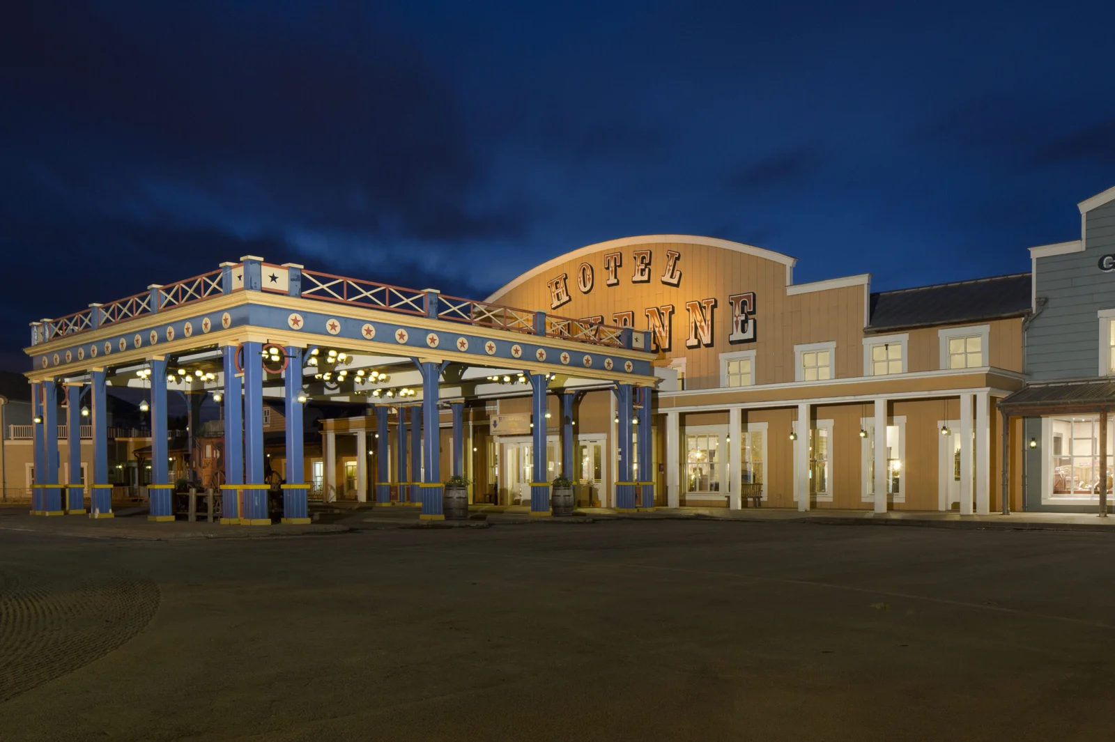 Disney Hotel Cheyenne: facciate western illuminate di sera