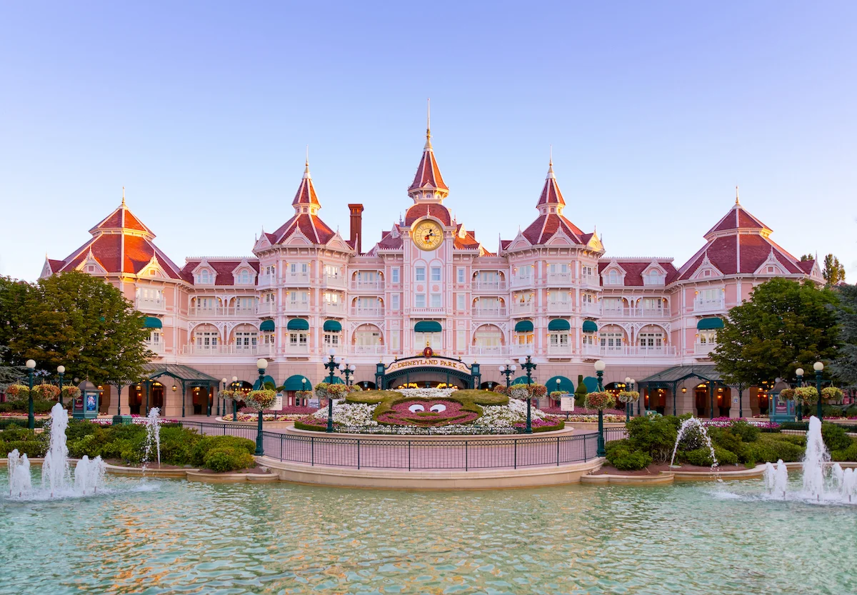 Disneyland Hotel: facciata rosa e giardini all'ingresso del parco