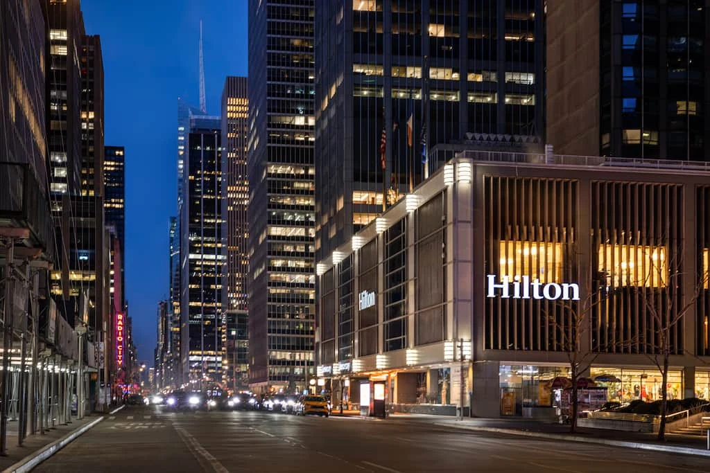 New York Hilton Midtown: facciata illuminata di sera