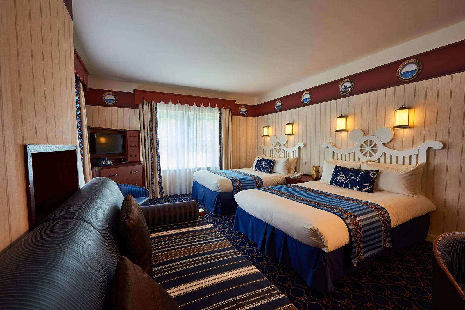 Camera Superior Newport Bay Club con due letti e decorazioni nautiche
