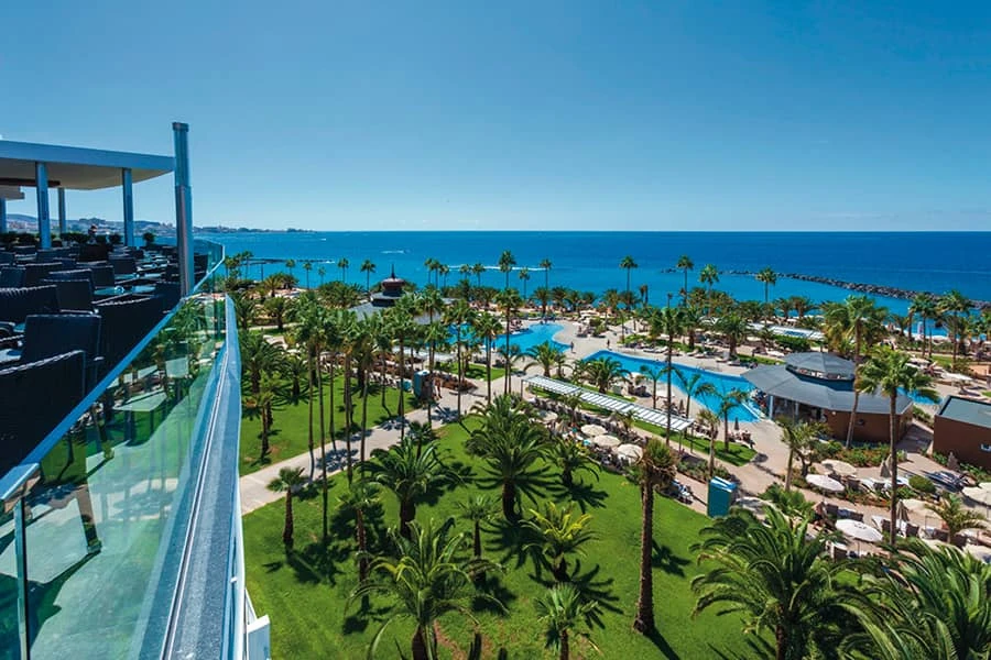 Piscine e giardini del RIU Palace Tenerife affacciati sull'oceano