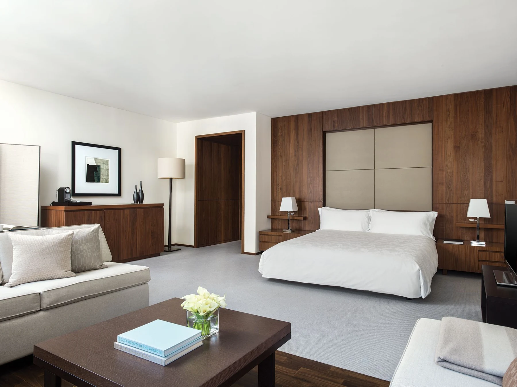 The Langham New York: Junior Suite, letto e zona soggiorno