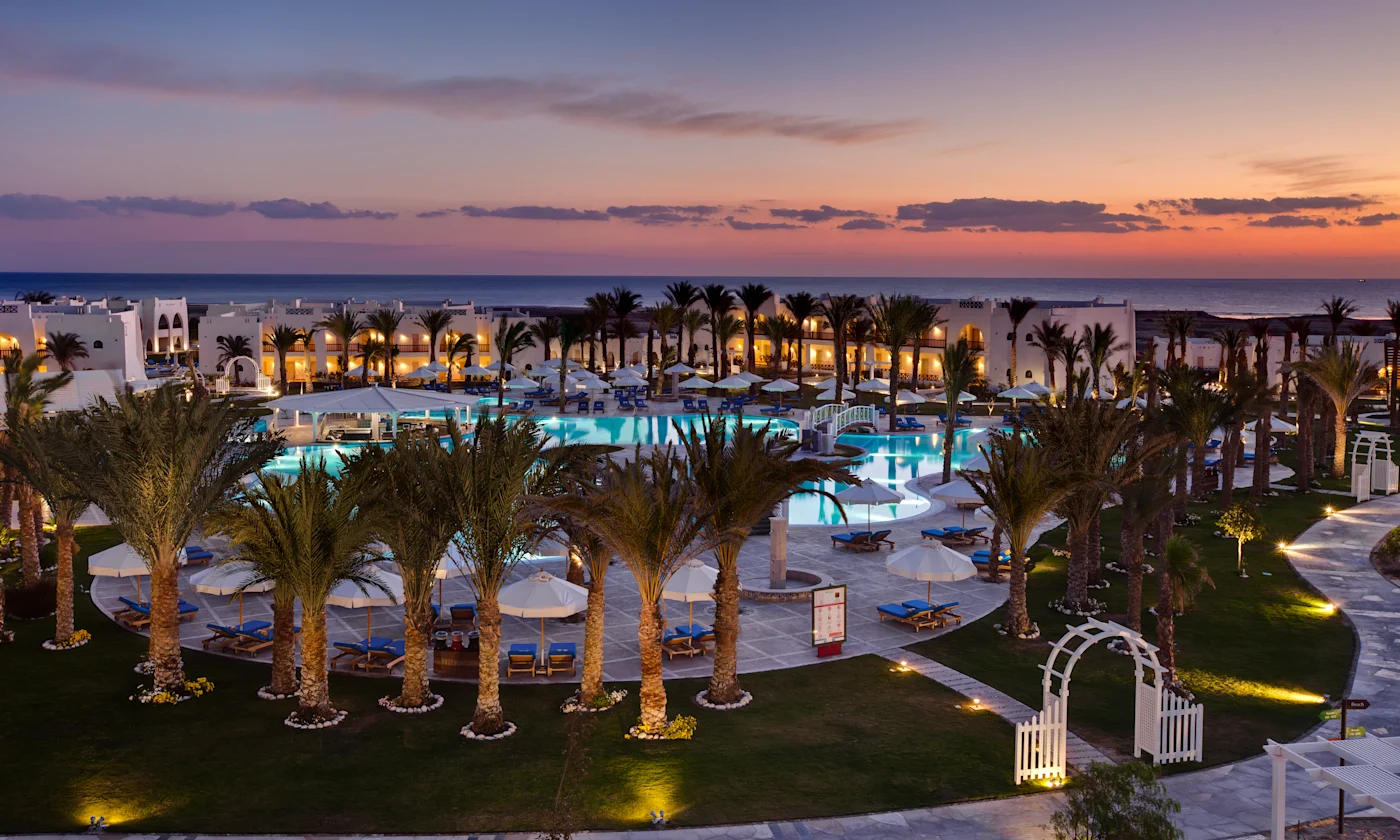 Hilton Marsa Alam Nubian Resort: piscina illuminata al tramonto