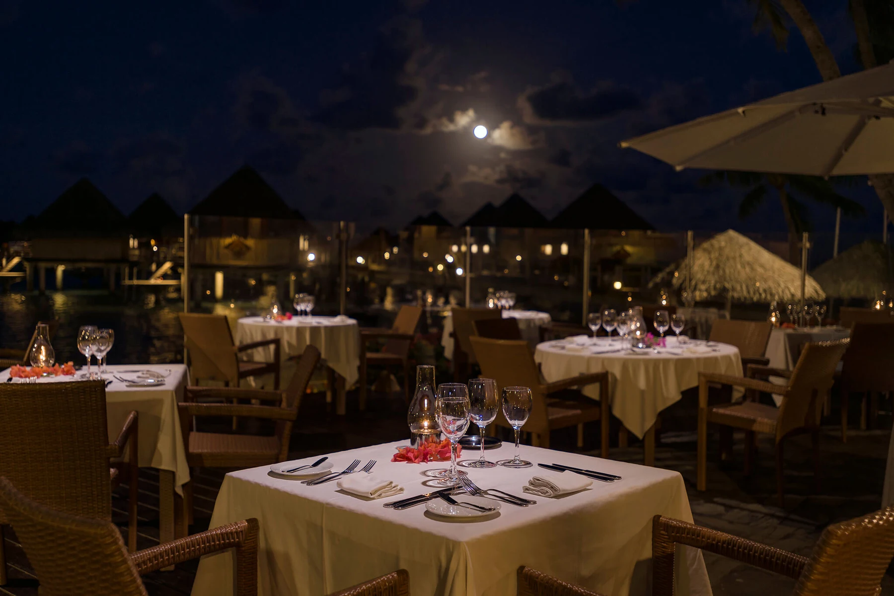 Ristorante Noa Noa — tavoli all'aperto e atmosfera serale