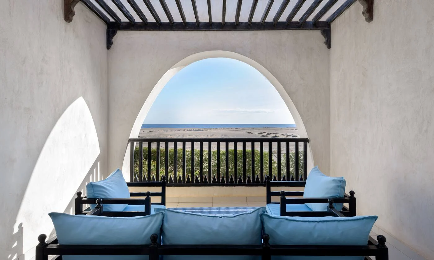 Camera King vista mare: balcone arredato con vista sul Mar Rosso — foto ufficiale Hilton