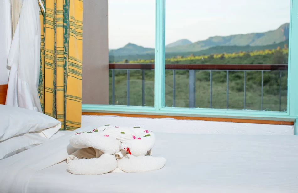 Ngulia Safari Lodge — camera con vista sul paesaggio