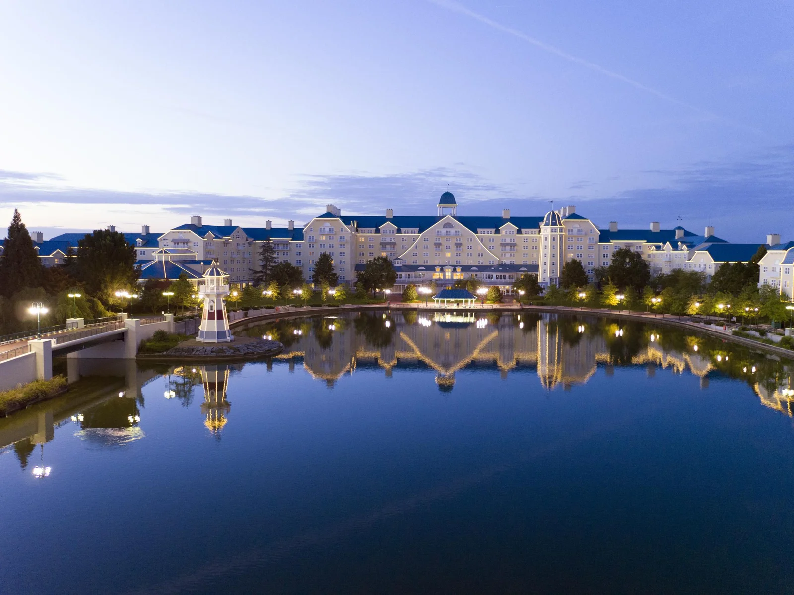 Disney Newport Bay Club e il suo riflesso sul lago al tramonto