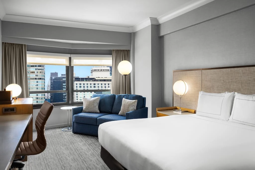 New York Hilton Midtown: camera con letto King, poltrona e finestra sulla città