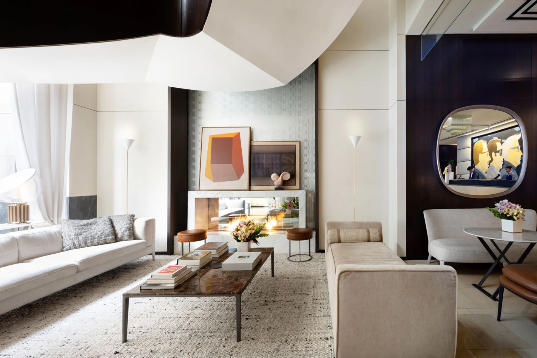 The Langham New York: salotto della hall con opere d'arte