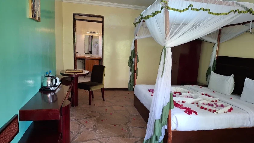 AA Lodge Amboseli — camera con letto e zanzariera